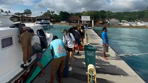 Passengers preparing to board and loading luggage onto a fast boat at Buyuk Harbor, pre-departure process for a trip from Sanur to Buyuk.