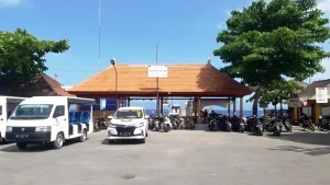 Parking area and front entrance to Buyuk Harbor Nusa Penida, convenient access for private vehicles and taxis.