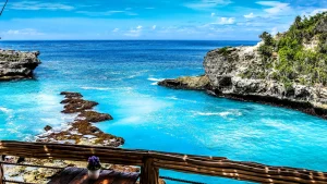 Ocean and cliff view from a seaside restaurant in Nusa Ceningan, dining with a panorama of the Nusa Islands.