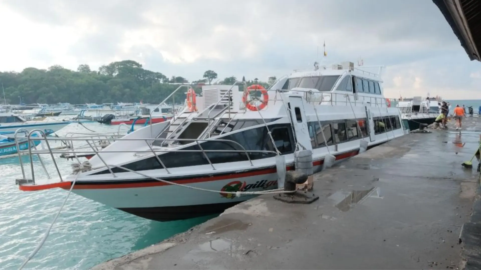 Gili Gili Fast Boat (large vessel) ready at Padang Bai Harbor, spacious fast ferry for comfortable group travel to Lombok and Gili.
