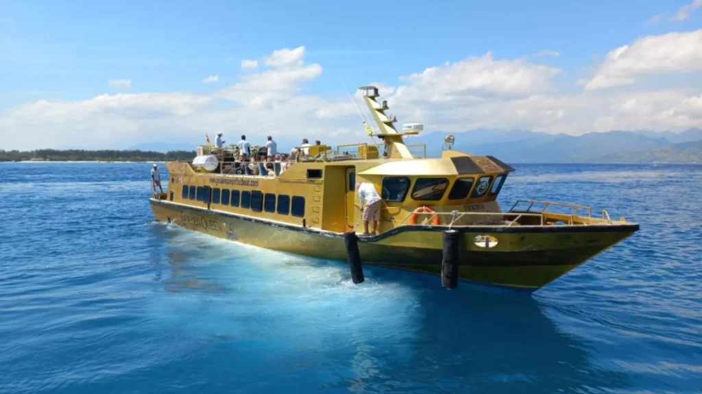 Golden Queen Fast Boat approaching the harbor, smooth and reliable fast boat service from Bali to Lombok and Gili Trawangan.