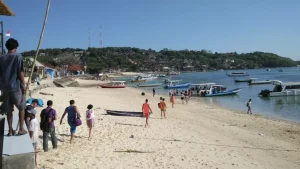 Visitors preparing to board snorkeling boats on Jungut Batu Beach, starting point for marine tours in Nusa Lembongan. perfect spot for fast boat from Sanur to Jungut Batu