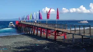 Functional passenger dock at Kusamba Harbor, designed for easy and quick boarding onto Fast Boat.