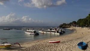 Late afternoon scene at Mushroom Bay featuring the Dream Beach fast boat, peaceful end-of-day vibe in Nusa Lembongan.