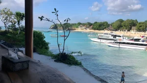 Fast boat docked on the peaceful shore of Mushroom Bay Nusa Lembongan, quiet and easy beach access for travelers.