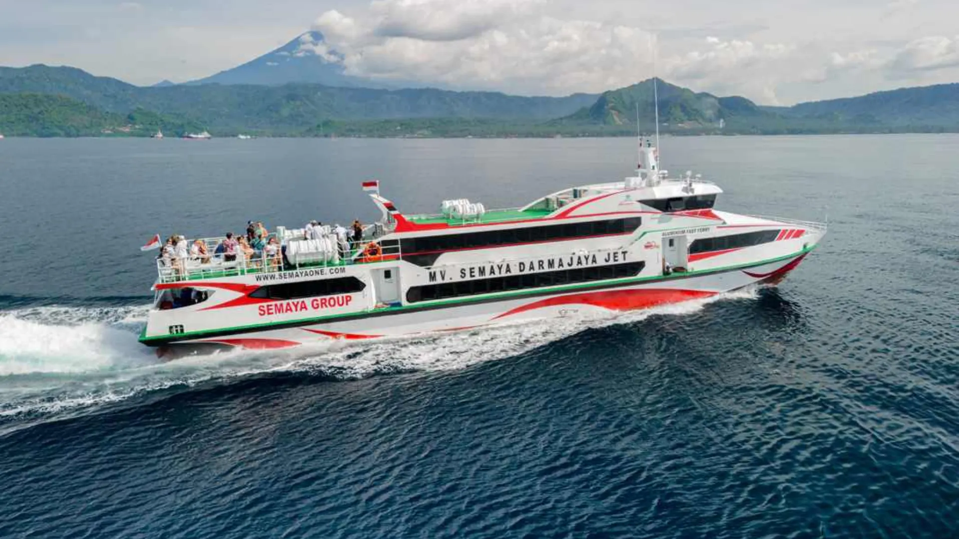 Semaya One Fast Ferry cruising smoothly on the ocean, reliable high-speed transfer from Bali to Lombok and Gili Trawangan.